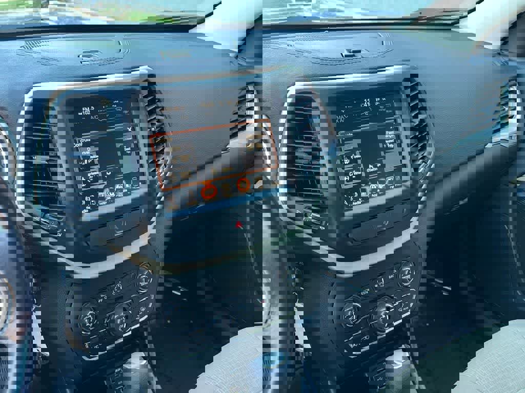 Used 2016 Jeep Cherokee Latitude w/ Cold Weather Group image 27