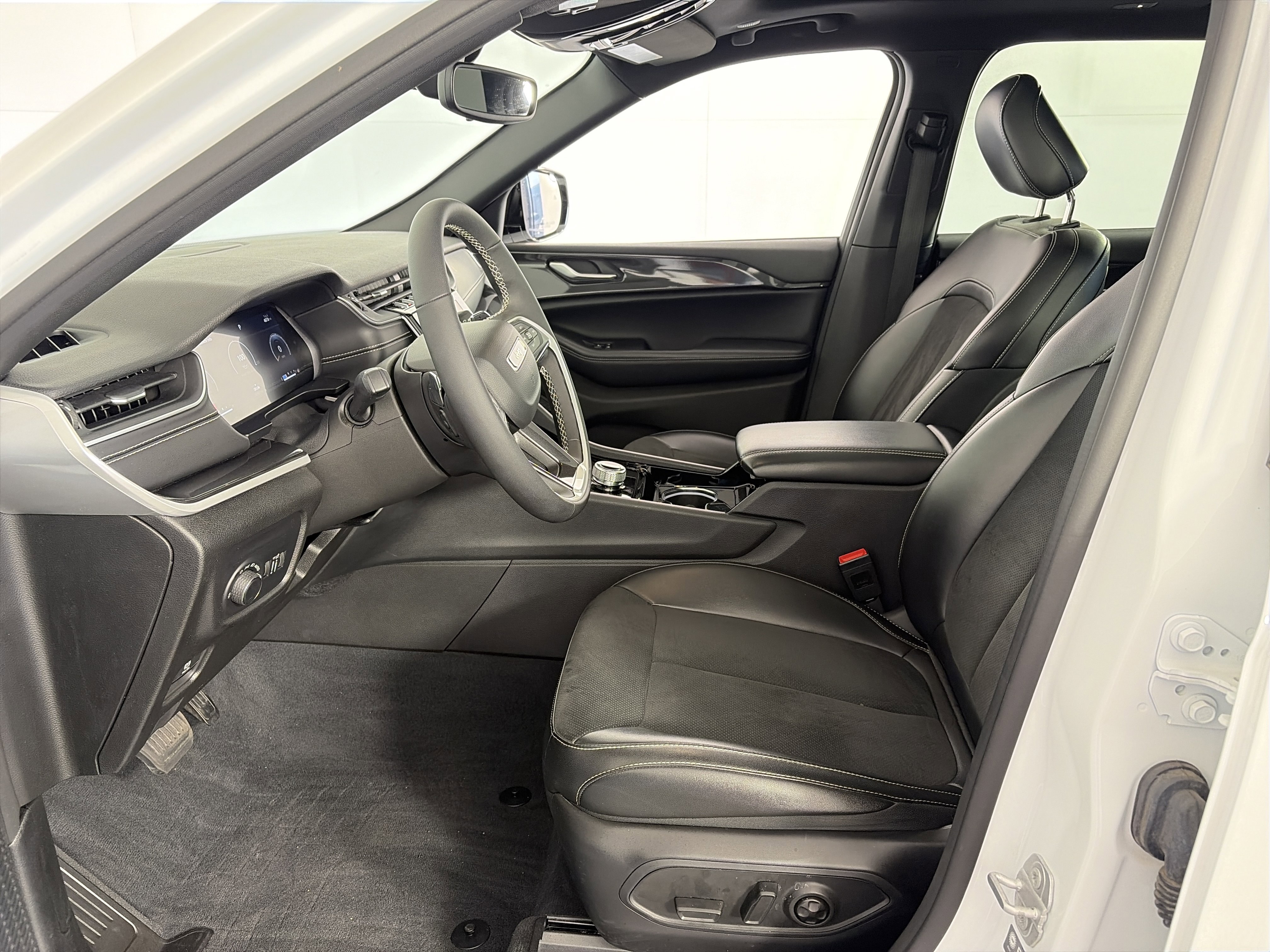 Used 2023 Jeep Grand Cherokee L Laredo image 6