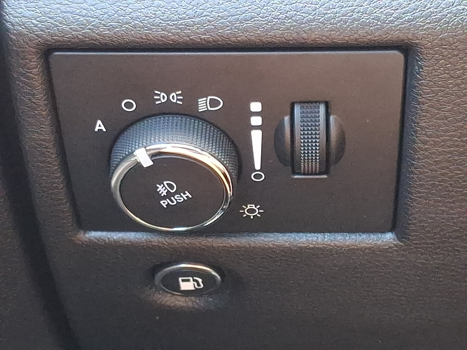 Used 2019 Jeep Grand Cherokee Altitude AWD/4WD image 27
