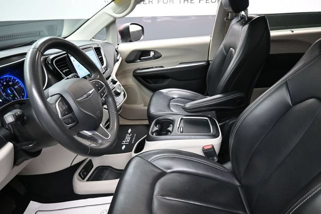 Used 2023 Chrysler Pacifica Touring-L FWD image 16