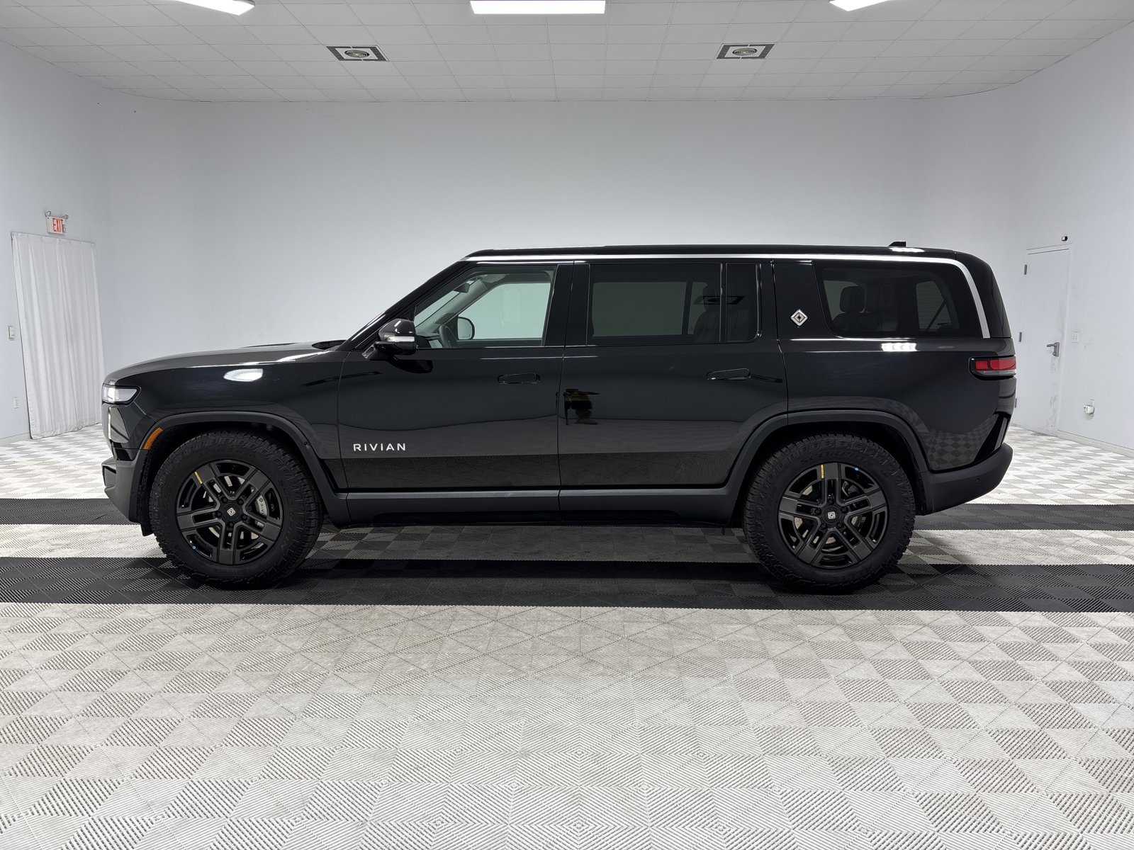 Used 2024 Rivian R1S Adventure AWD/4WD image 2