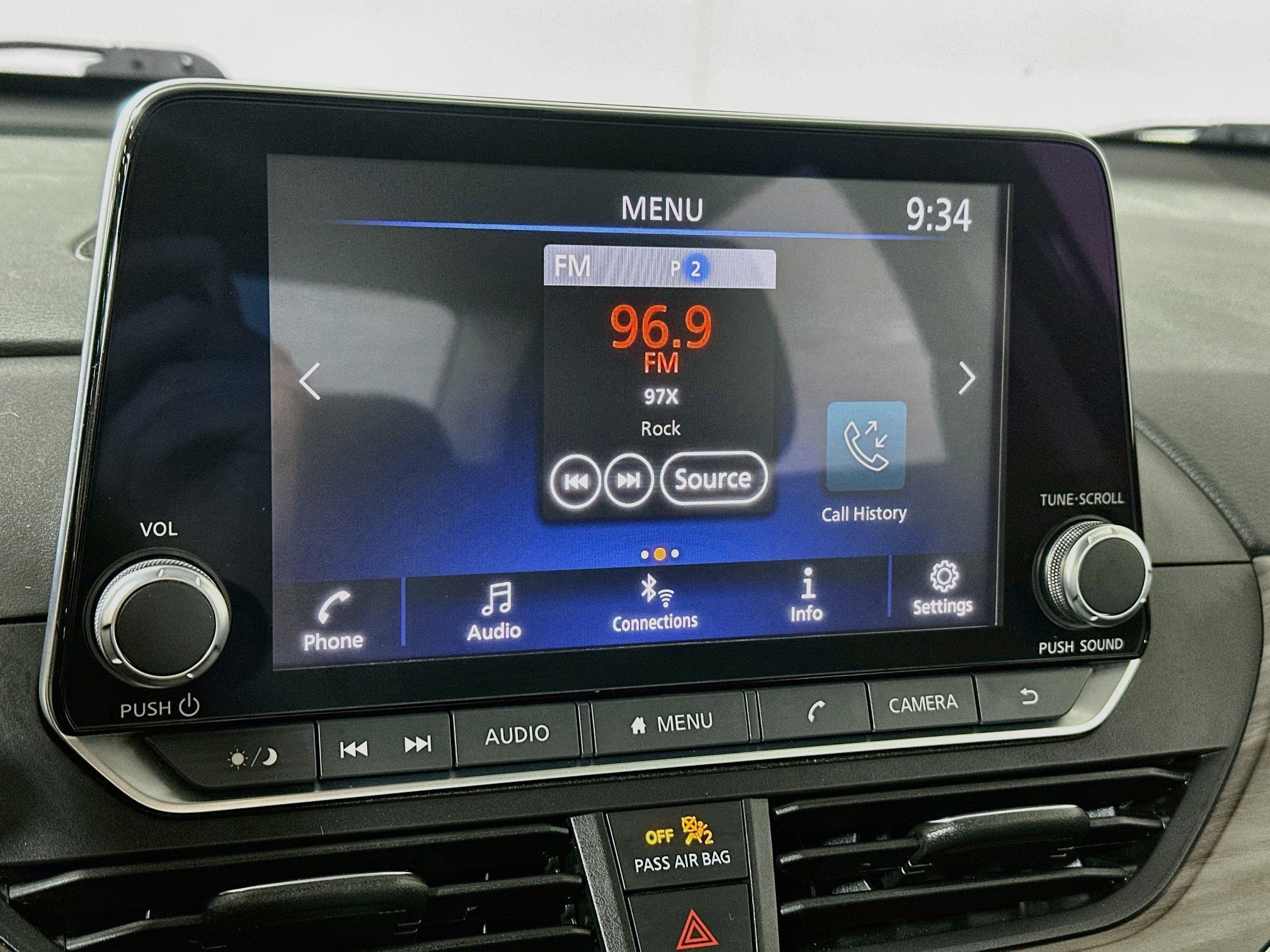 Used 2025 Nissan Altima 2.5 SV FWD image 14