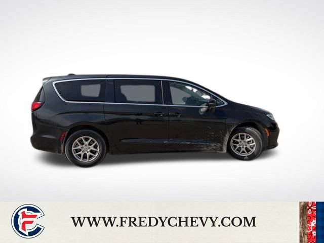 Used 2023 Chrysler Pacifica Touring-L image 4
