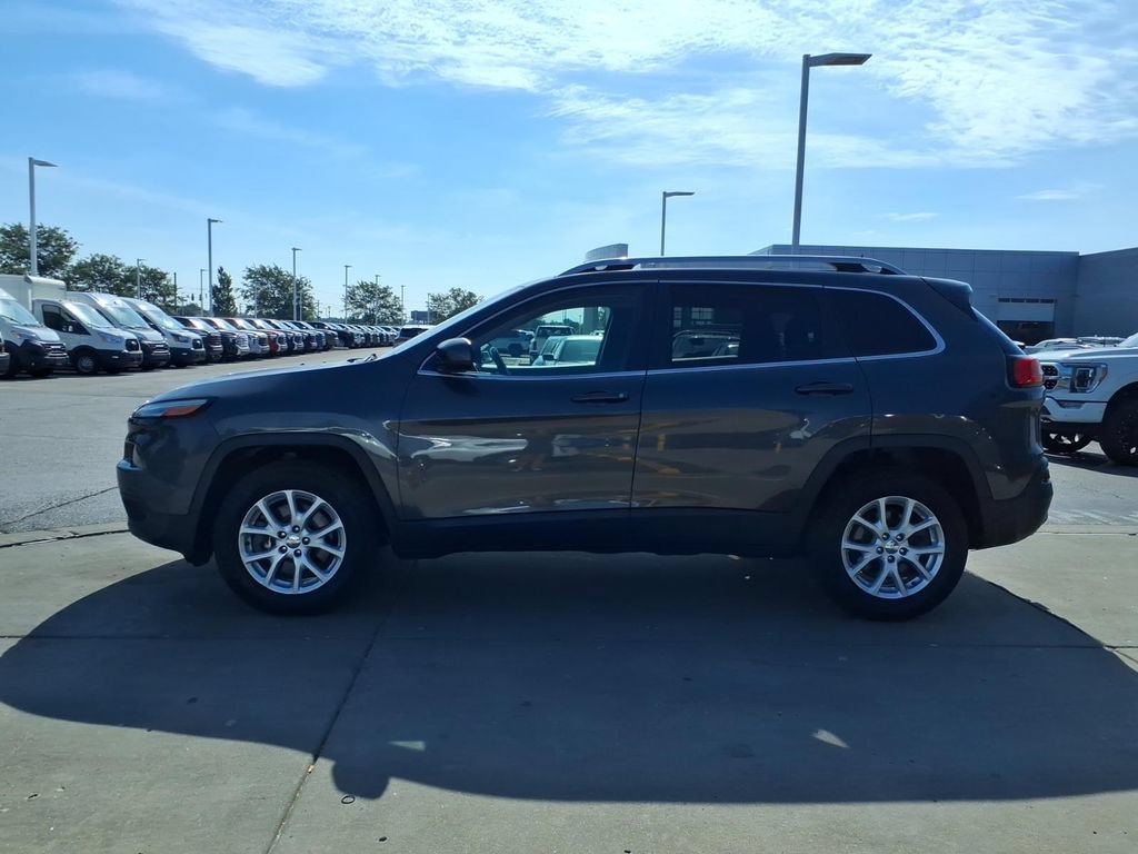 Used 2017 Jeep Cherokee Latitude w/ Cold Weather Group AWD/4WD image 6
