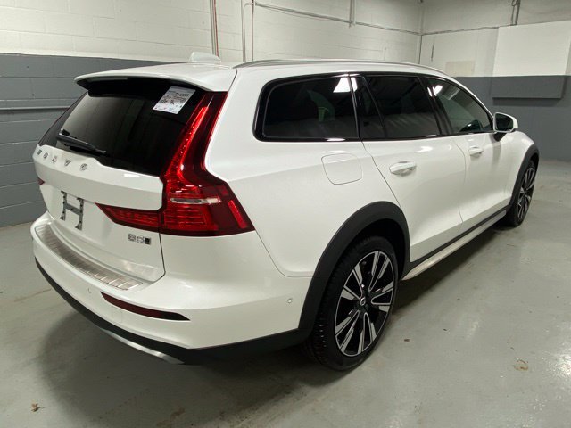 Certified 2025 Volvo V60 B5 Cross Country Ultra AWD/4WD image 4