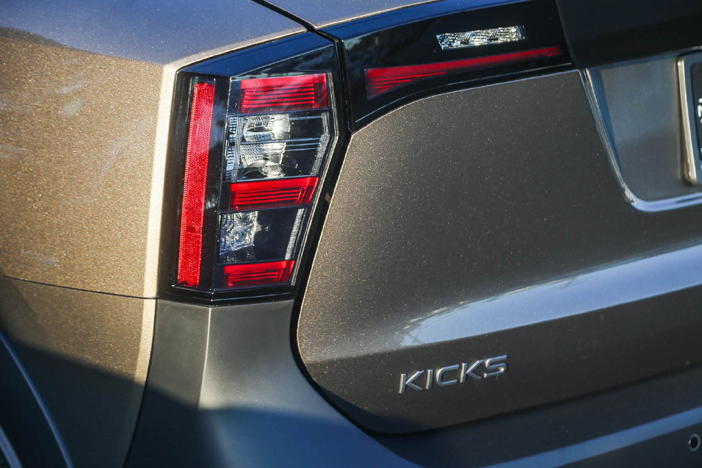 New 2026 Nissan Kicks SR w/ Illumination Package FWD image 9