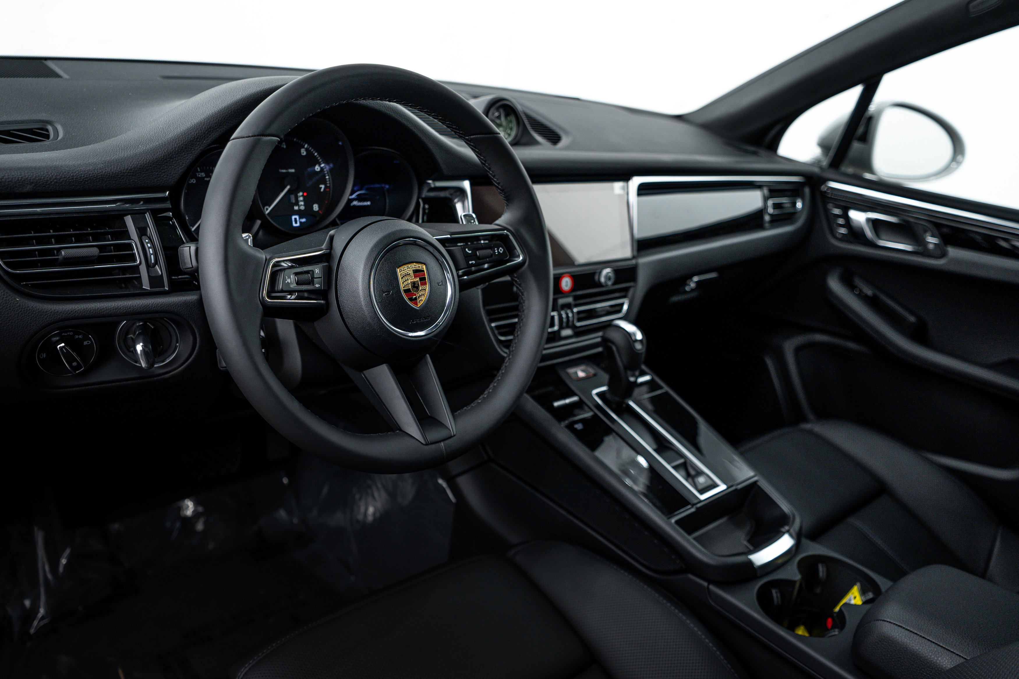 Certified 2026 Porsche Macan AWD/4WD image 4