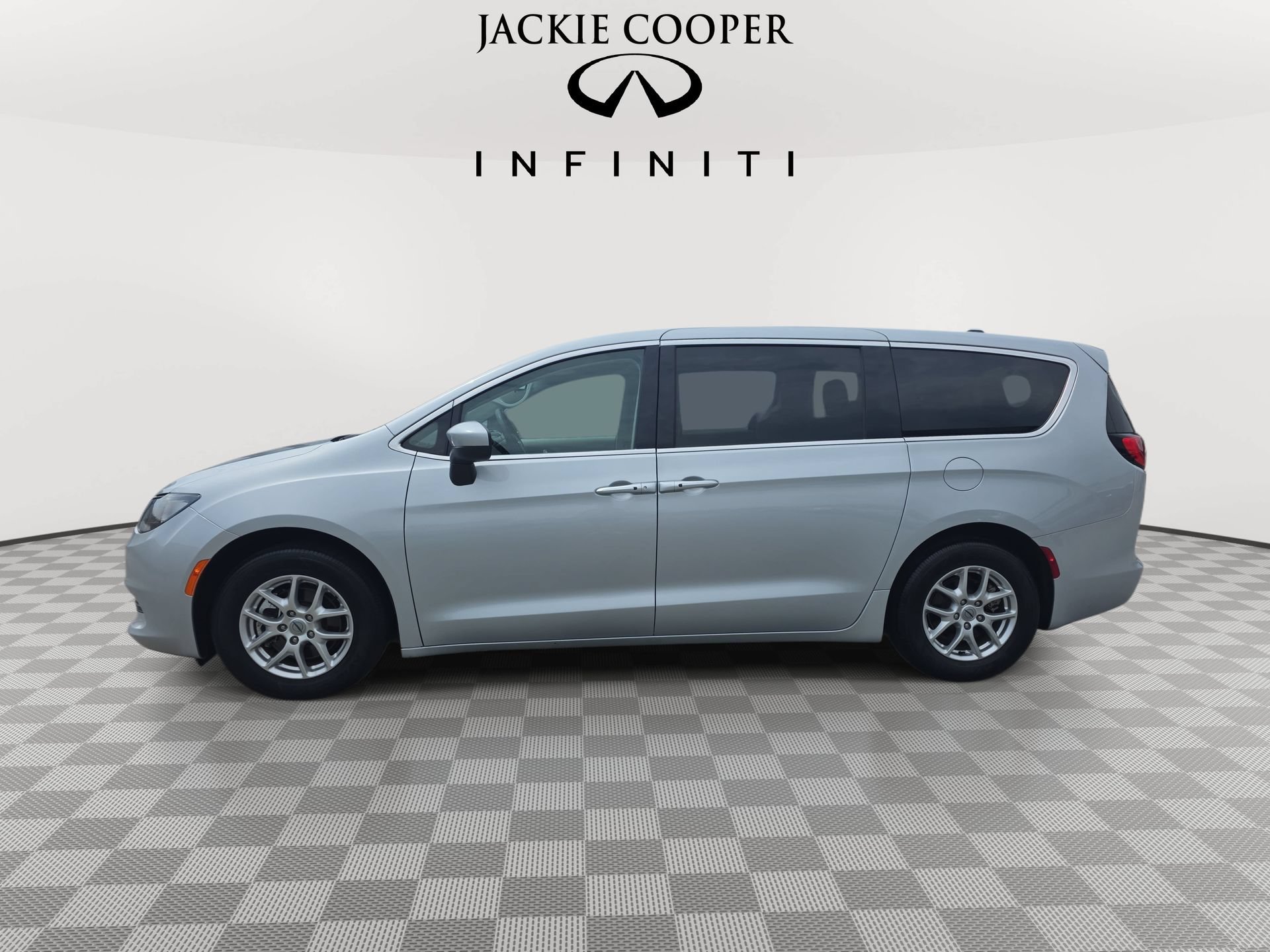 Used 2023 Chrysler Voyager LX FWD image 8