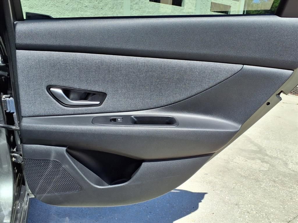 Used 2025 Hyundai Elantra Limited FWD image 11