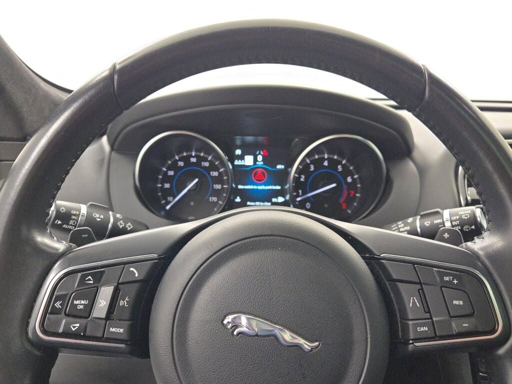 Used 2019 Jaguar F-PACE Premium image 37