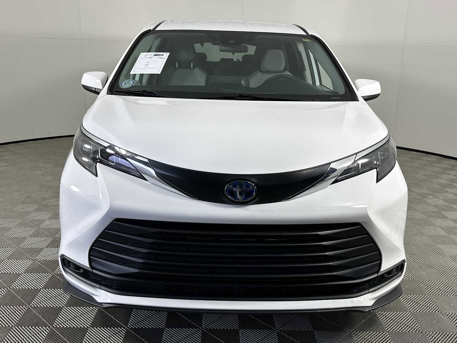 Used 2024 Toyota Sienna LE FWD image 3