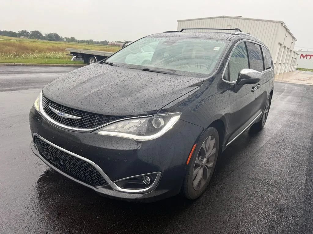 Used 2019 Chrysler Pacifica Limited w/ Tire & Wheel Group FWD image 4