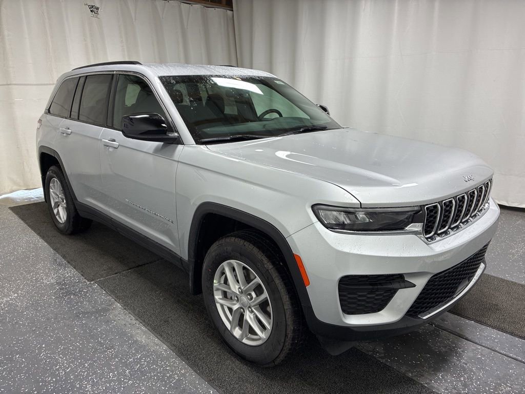 New 2026 Jeep Grand Cherokee Laredo w/ Trailer Tow Package AWD/4WD image 3