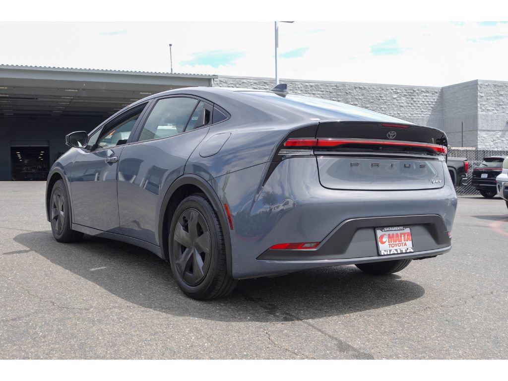 Used 2025 Toyota Prius LE FWD image 5