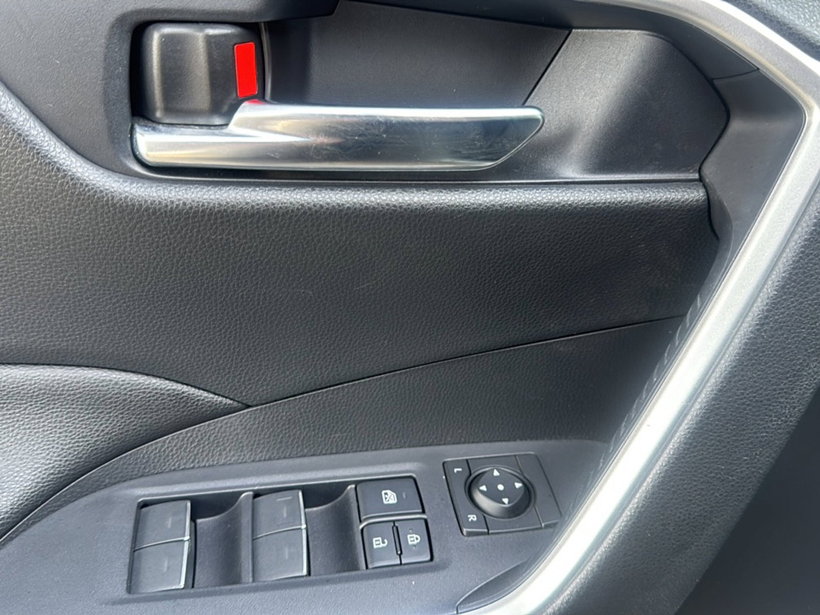 Used 2022 Toyota RAV4 SE w/ Weather & Moonroof Package AWD/4WD image 16