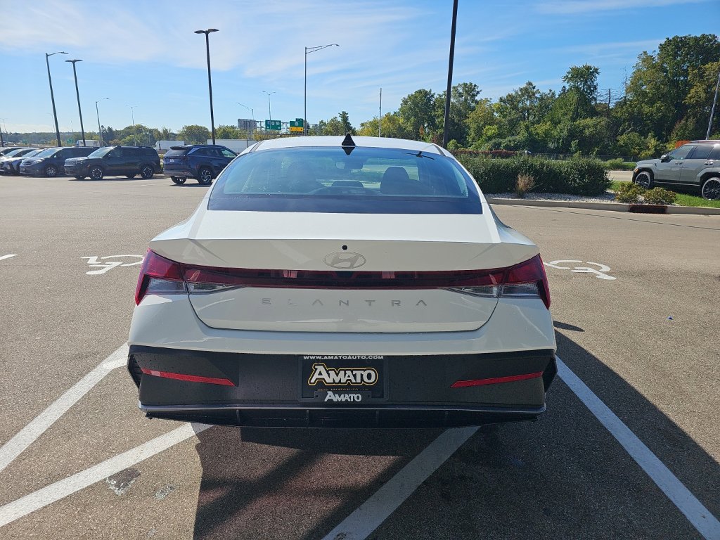 New 2026 Hyundai Elantra SE FWD image 4