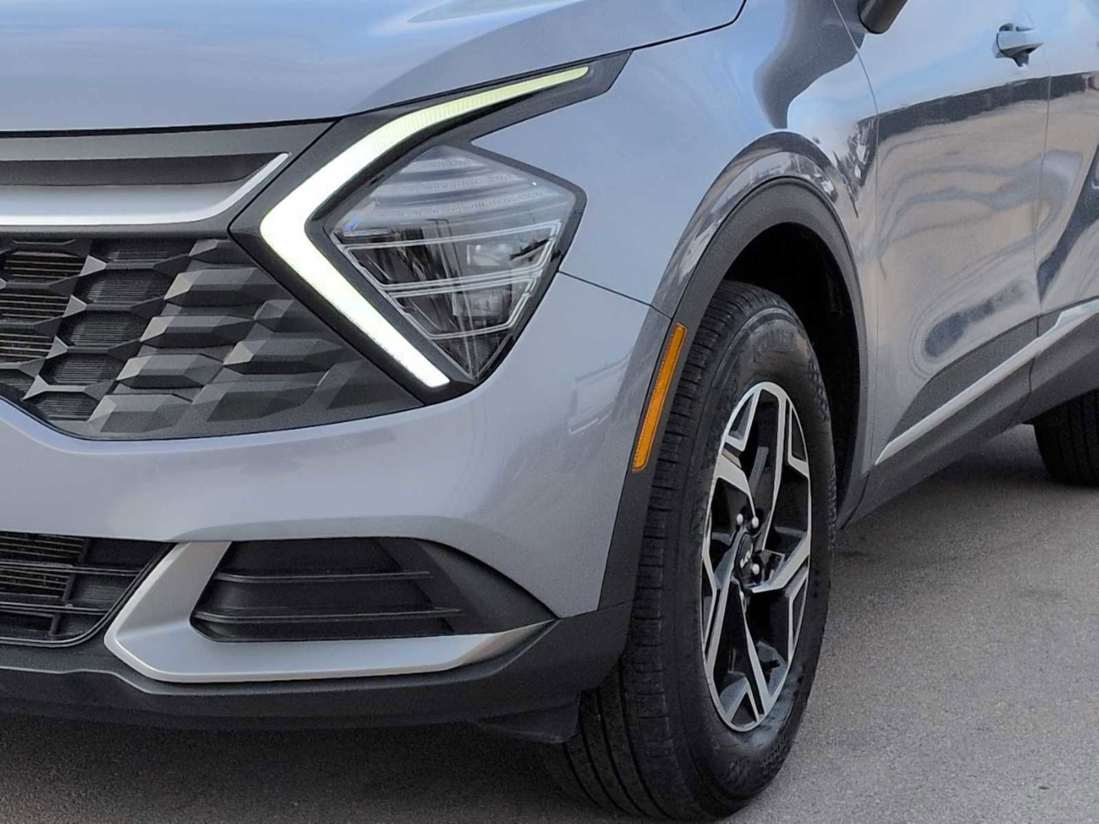 Used 2025 Kia Sportage LX image 11