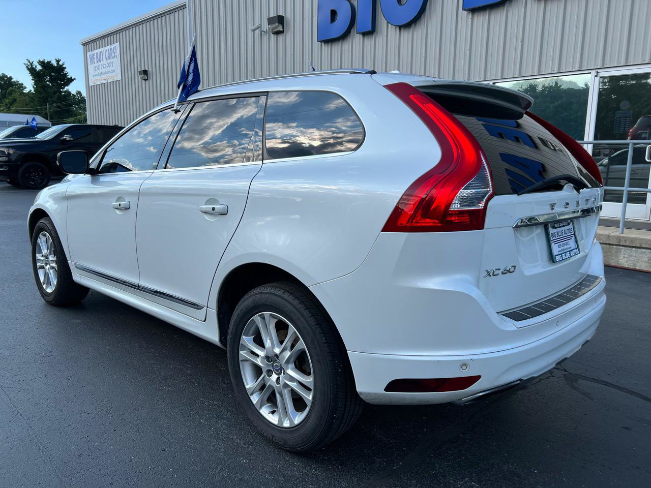 Used 2015 Volvo XC60 T5 Premier w/ Proximity Package FWD image 3