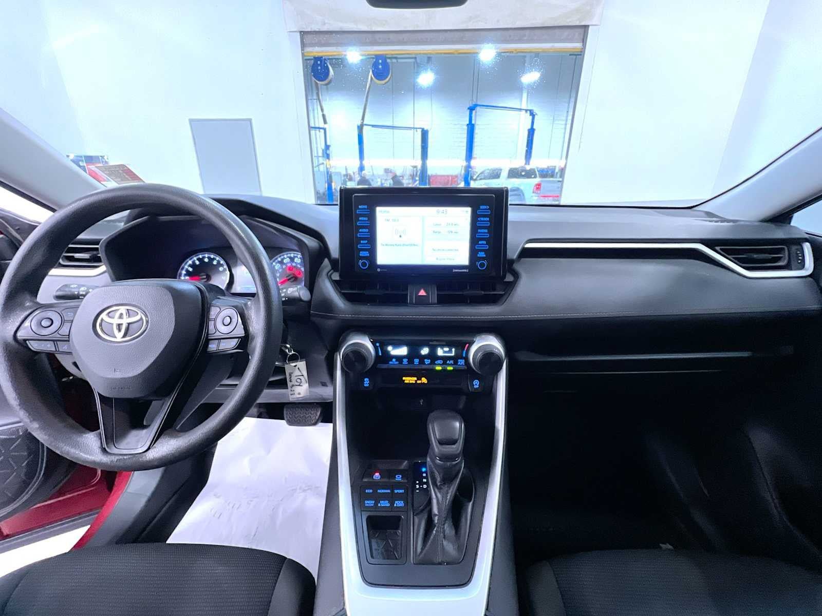 Used 2021 Toyota RAV4 LE AWD/4WD image 23