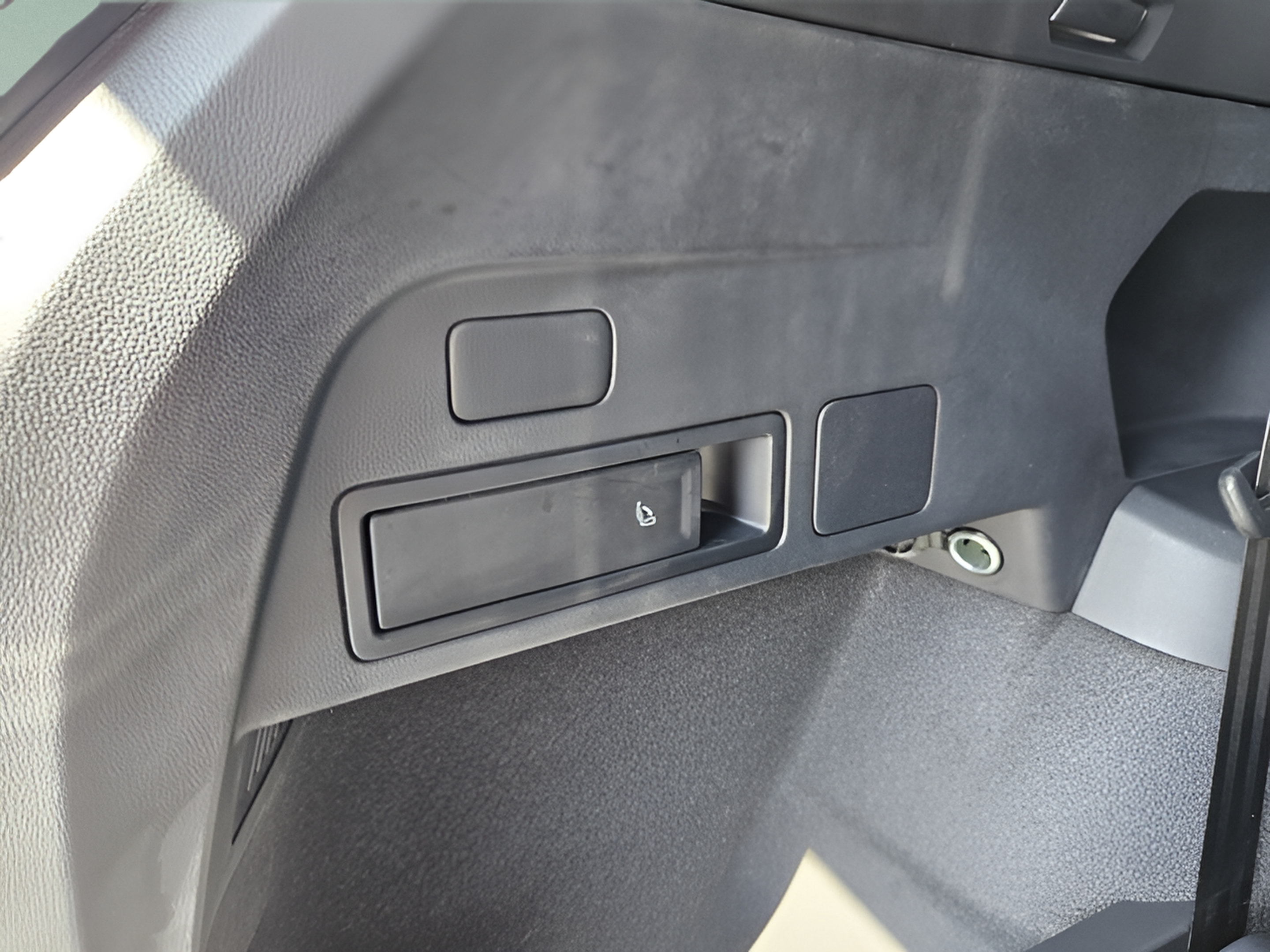 Certified 2023 Volkswagen Tiguan SE R-Line FWD image 25