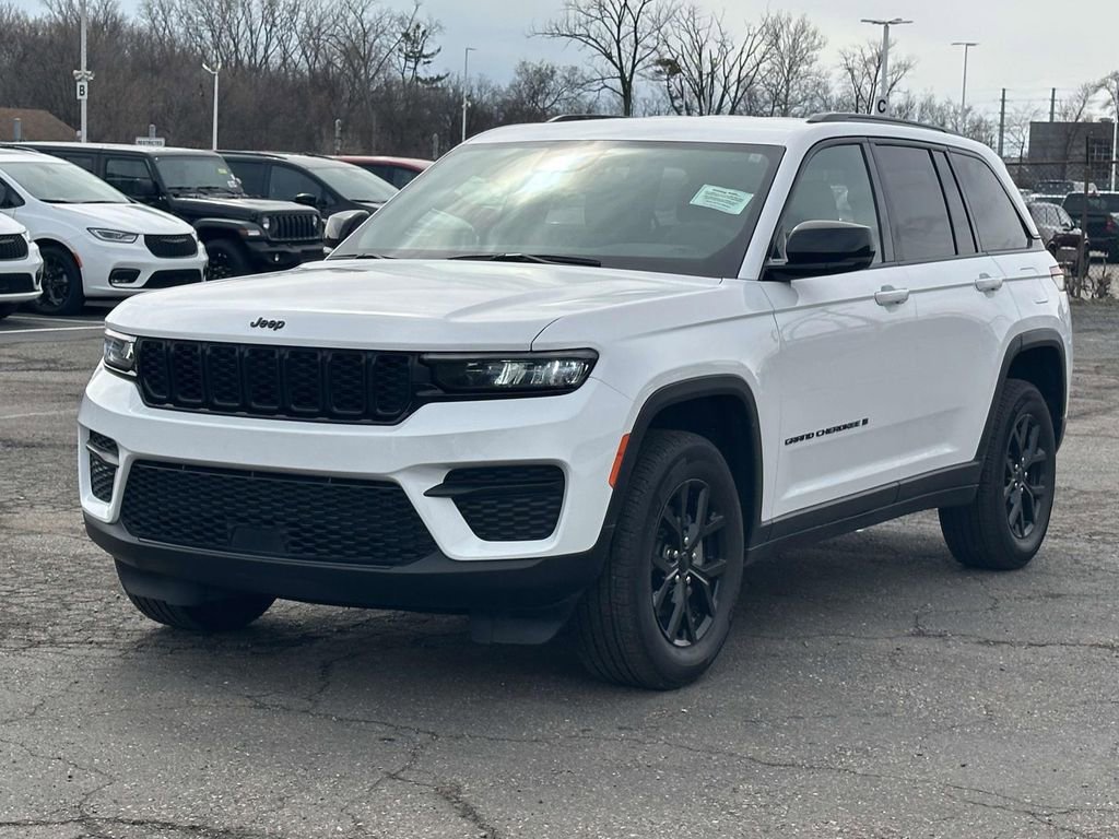 Certified 2024 Jeep Grand Cherokee Altitude AWD/4WD image 7