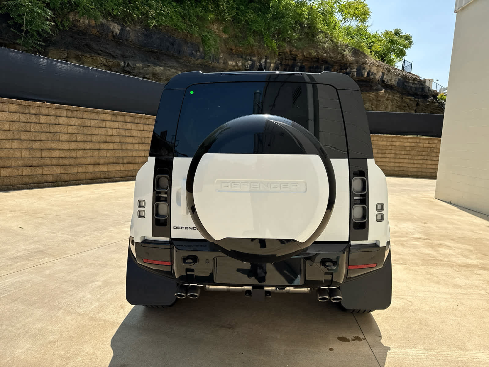 New 2025 Land Rover Defender 110 V8 image 4