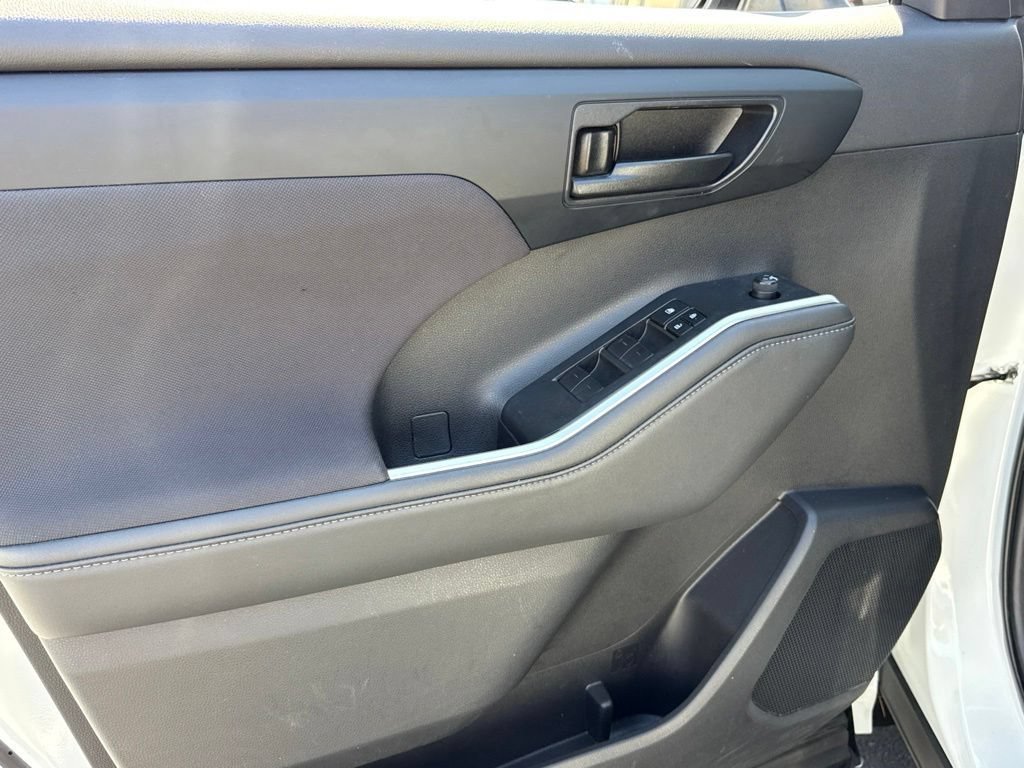 Used 2022 Toyota Highlander LE FWD image 19