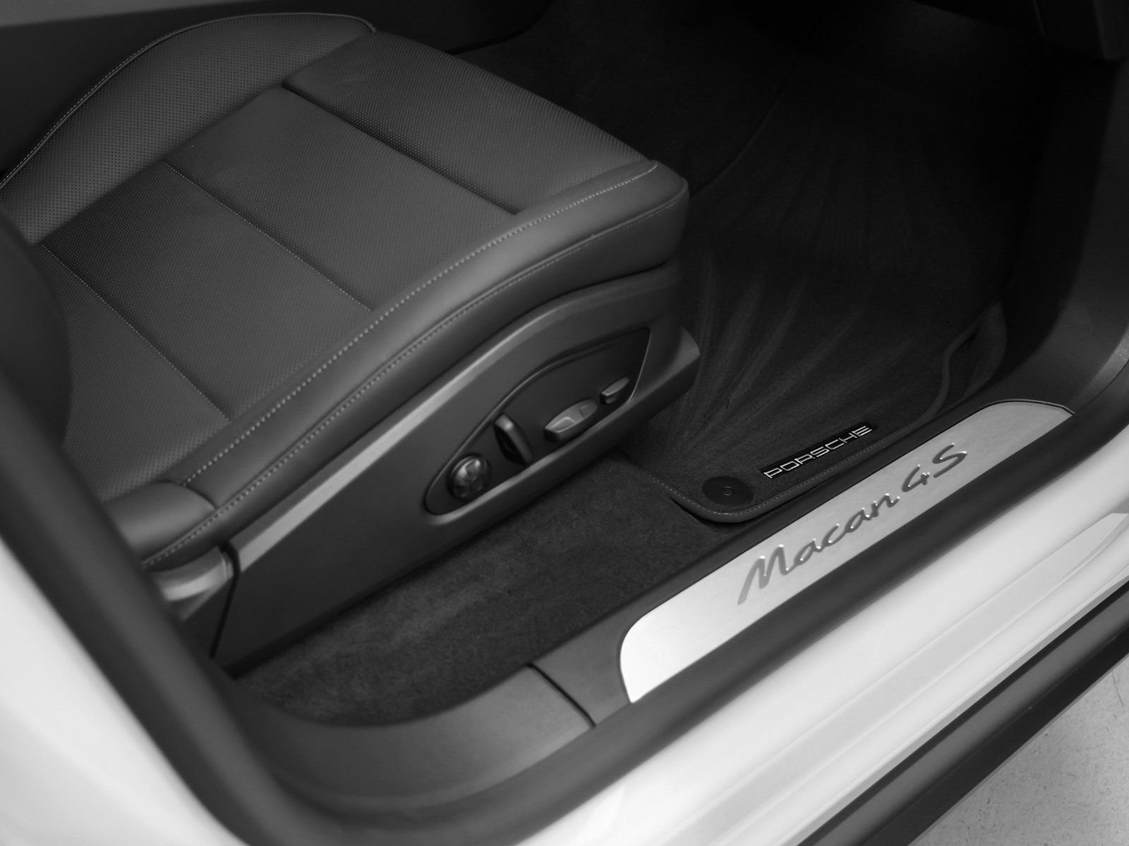 Certified 2025 Porsche Macan 4S Electric AWD/4WD image 21