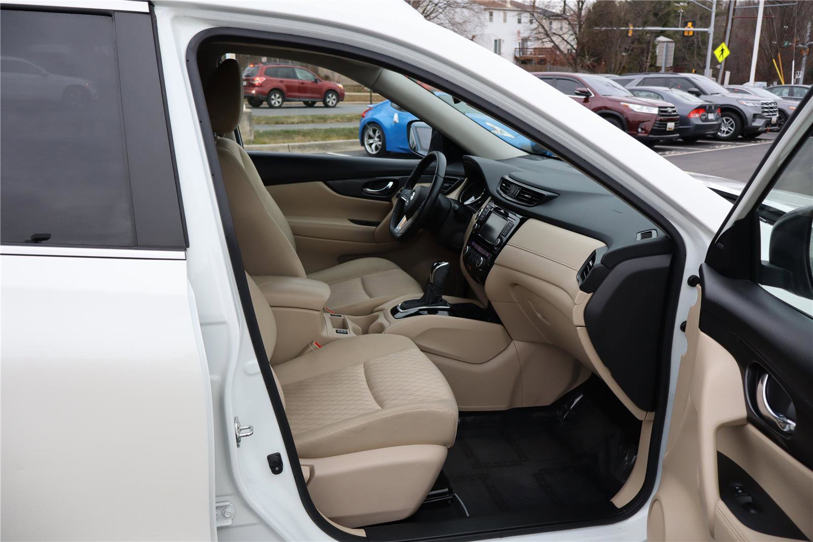 Used 2020 Nissan Rogue SV w/ Premium Package image 28