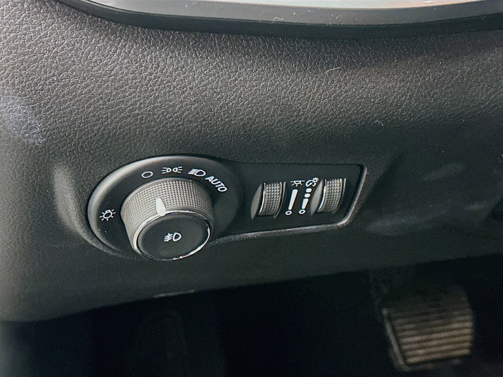 Used 2025 Jeep Compass Limited image 17