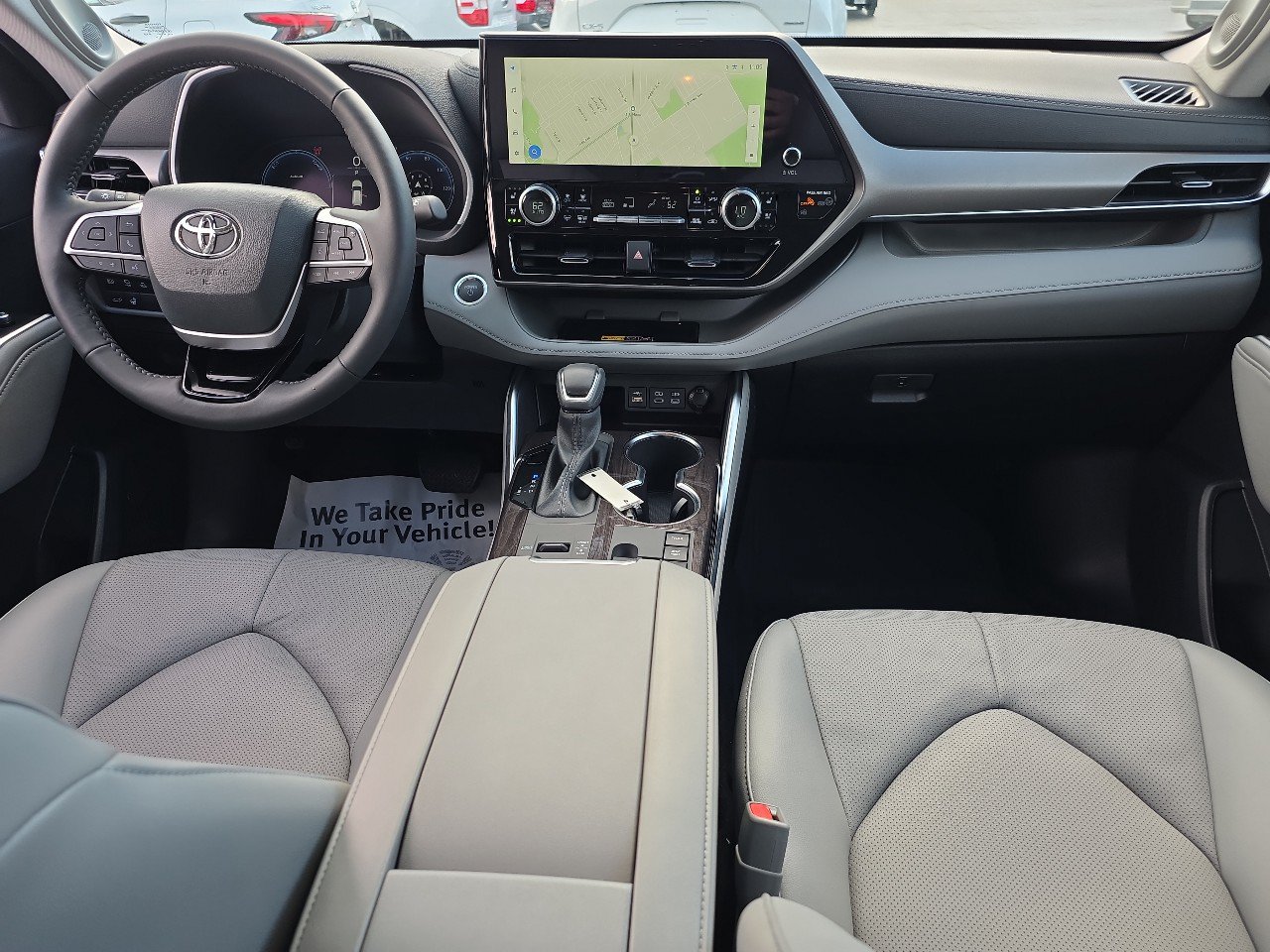 Used 2026 Toyota Highlander Limited AWD/4WD image 2
