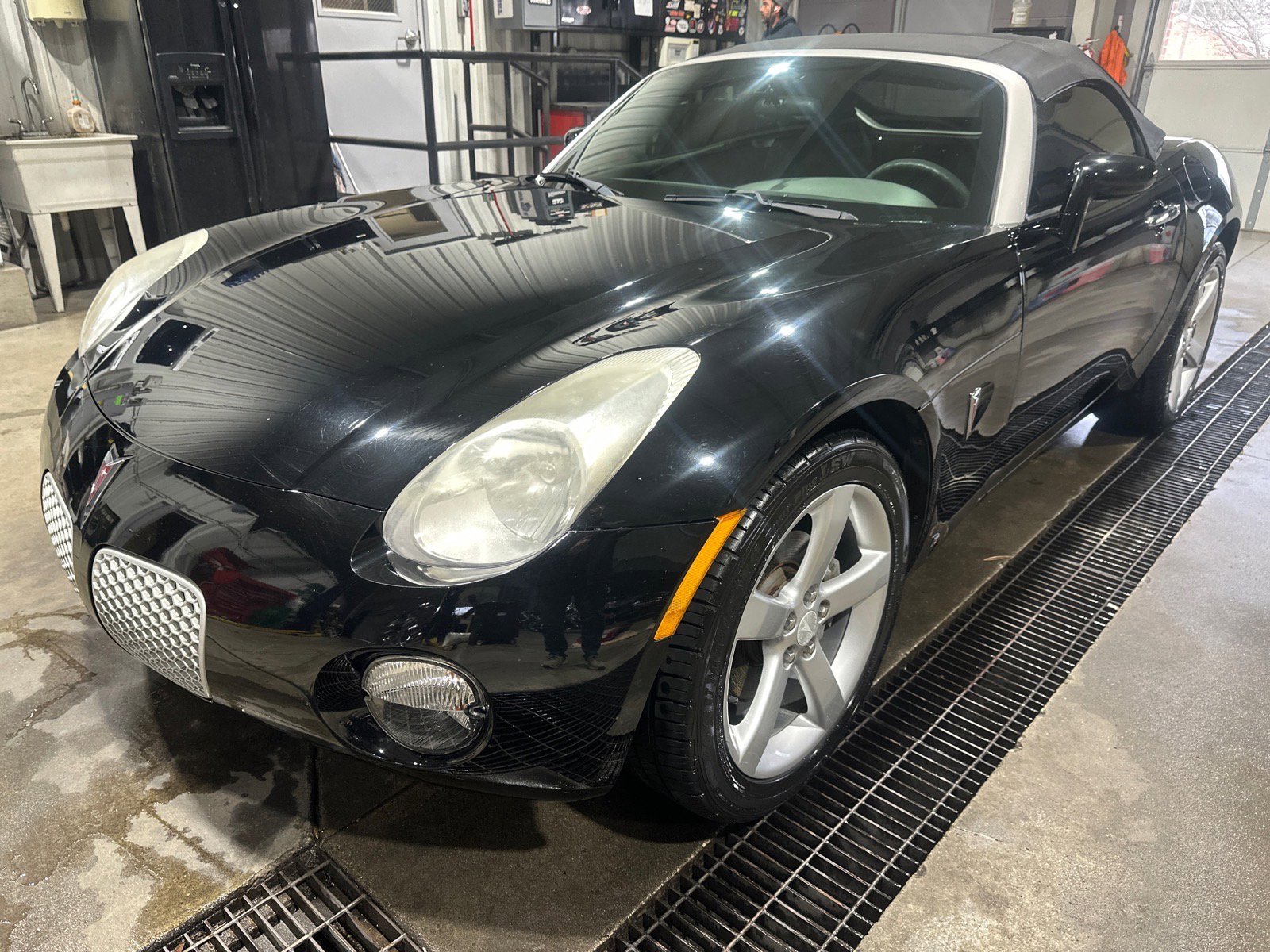 Used 2007 Pontiac Solstice Convertible w/ Convenience Package image 3