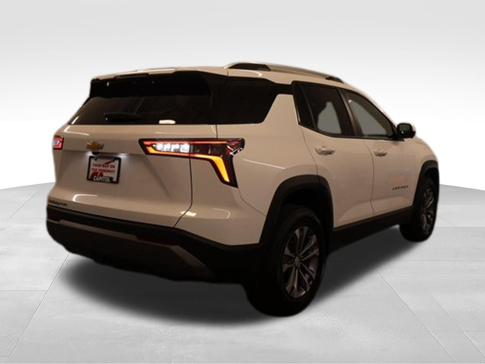 Used 2025 Chevrolet Equinox LT w/ Convenience Package II AWD/4WD image 2