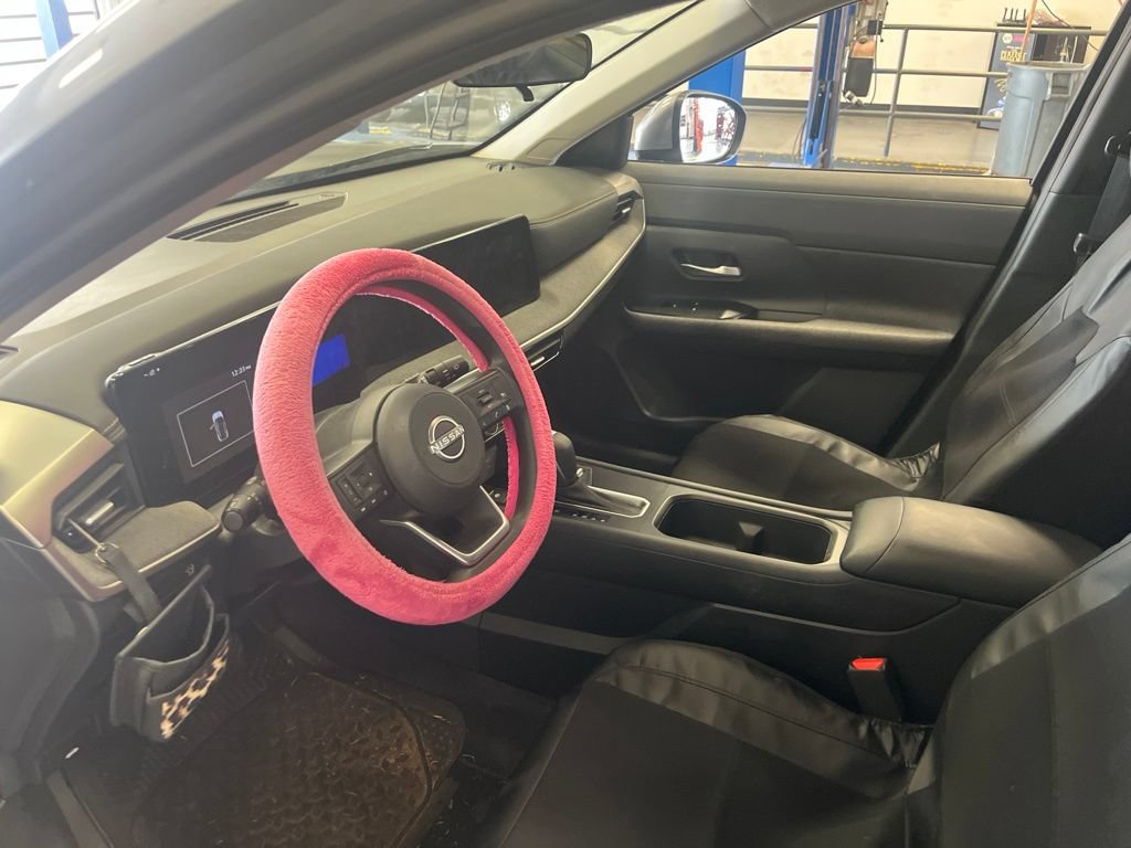 Used 2025 Nissan Kicks SV FWD image 3