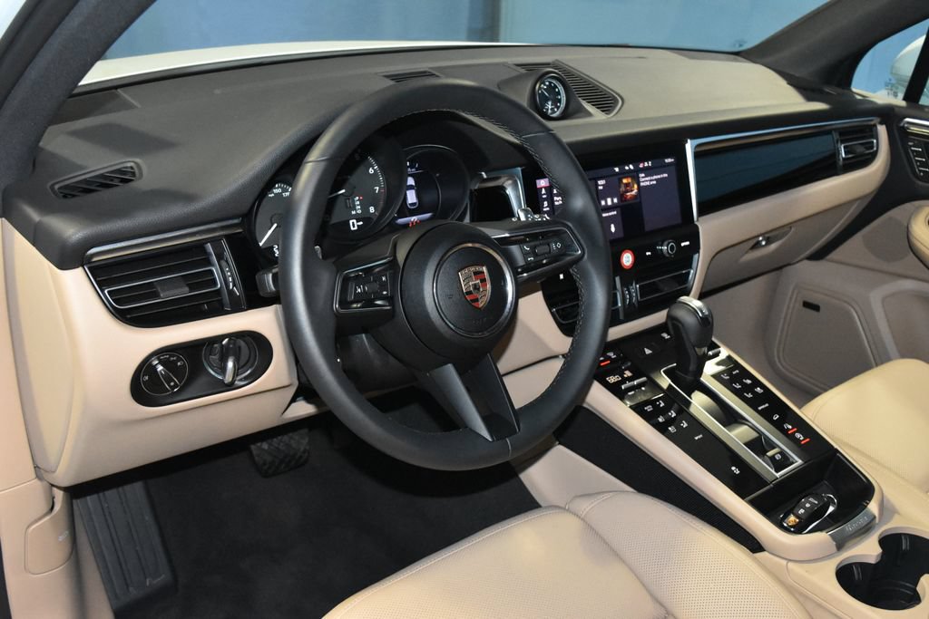 Certified 2025 Porsche Macan AWD/4WD image 4