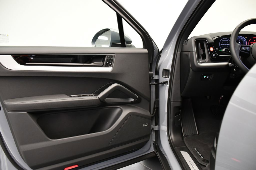 Certified 2025 Porsche Cayenne image 34