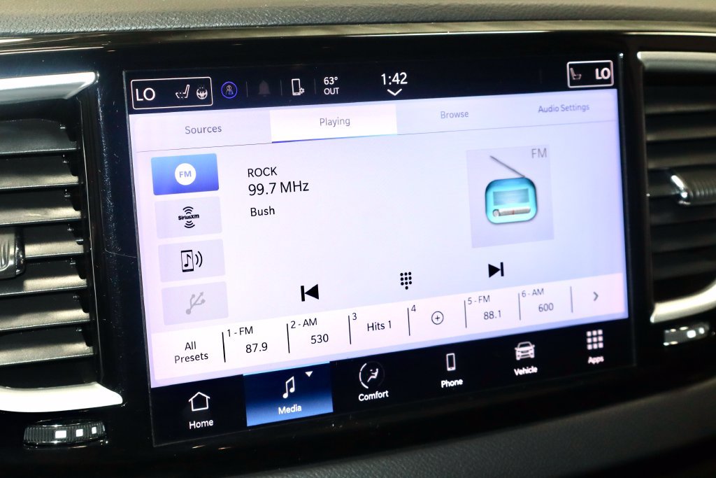 Used 2023 Chrysler Pacifica Touring-L FWD image 3