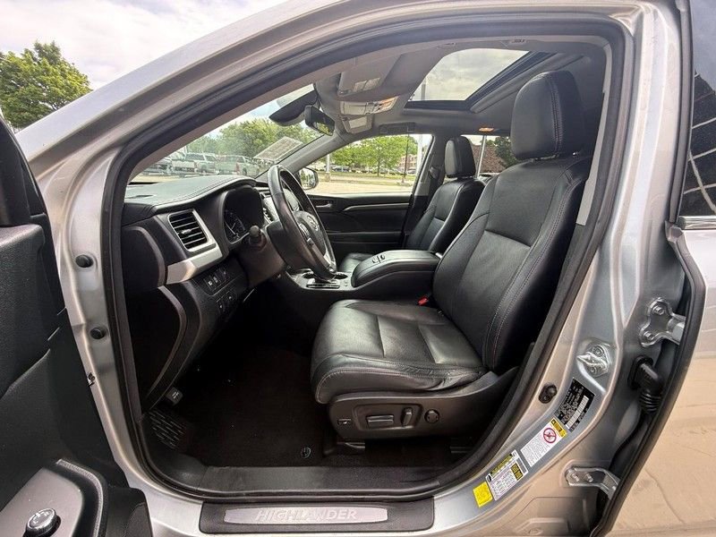 Used 2017 Toyota Highlander Limited w/ Carpet Mat Package AWD/4WD image 25