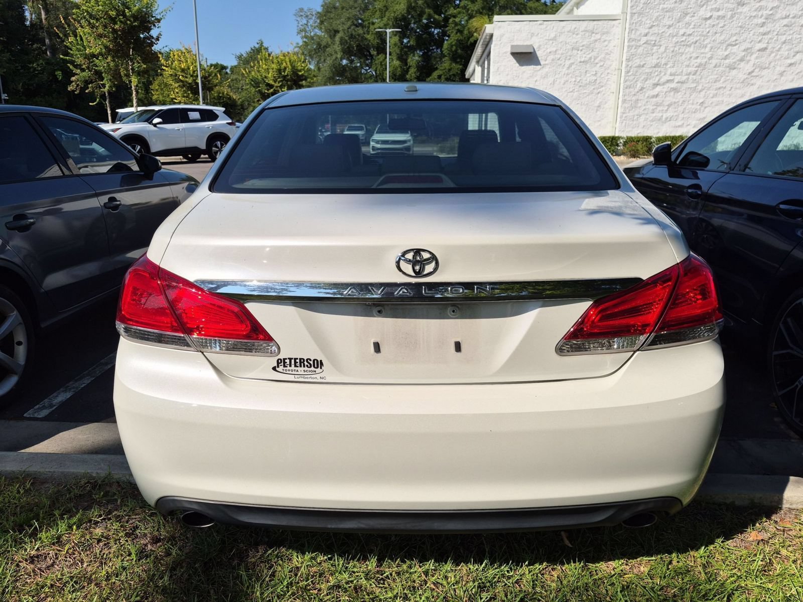 Used 2011 Toyota Avalon Limited FWD image 3