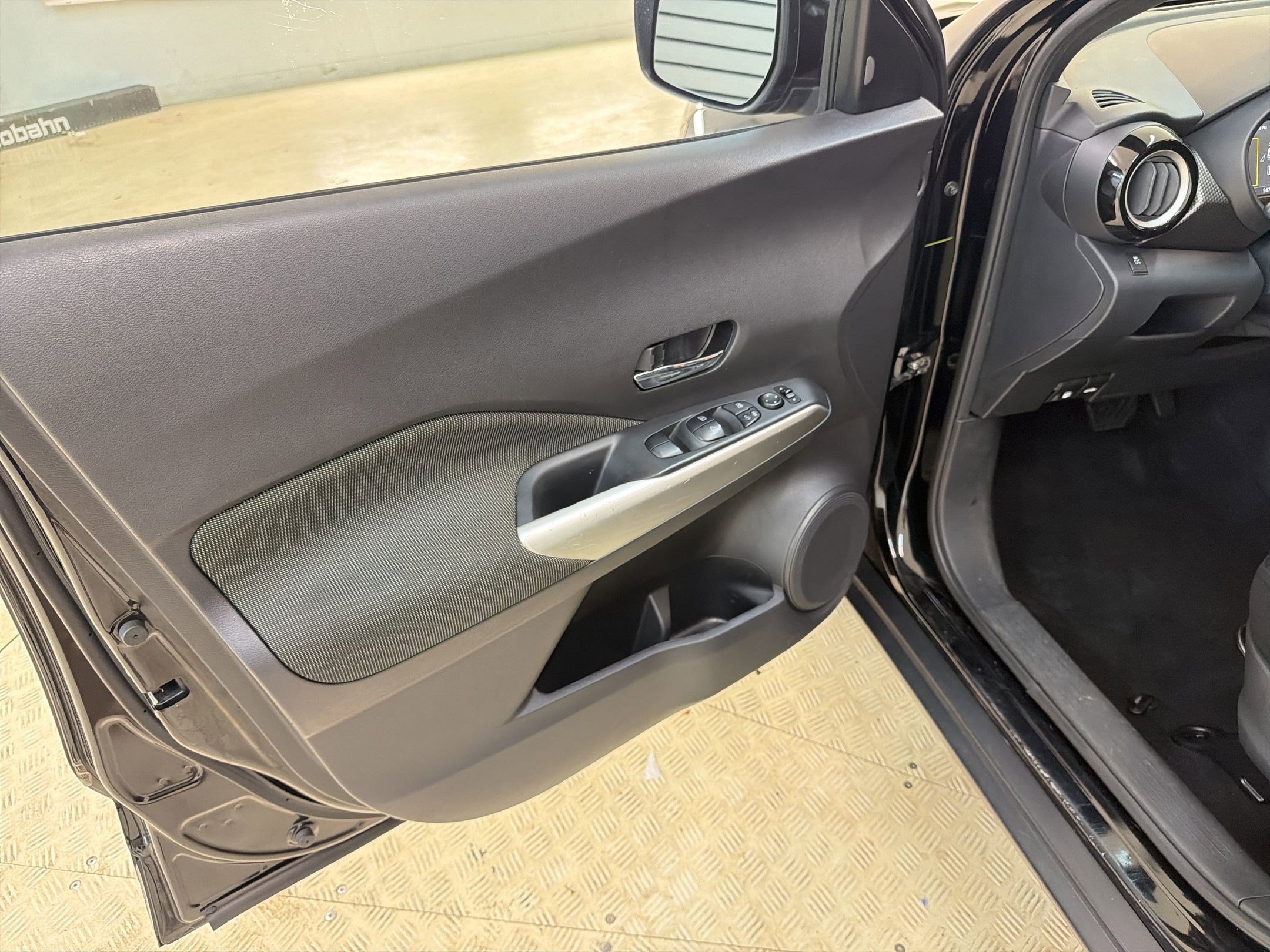 Used 2018 Nissan Kicks SV image 20