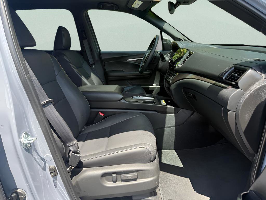 Certified 2025 Honda Passport EX-L image 13