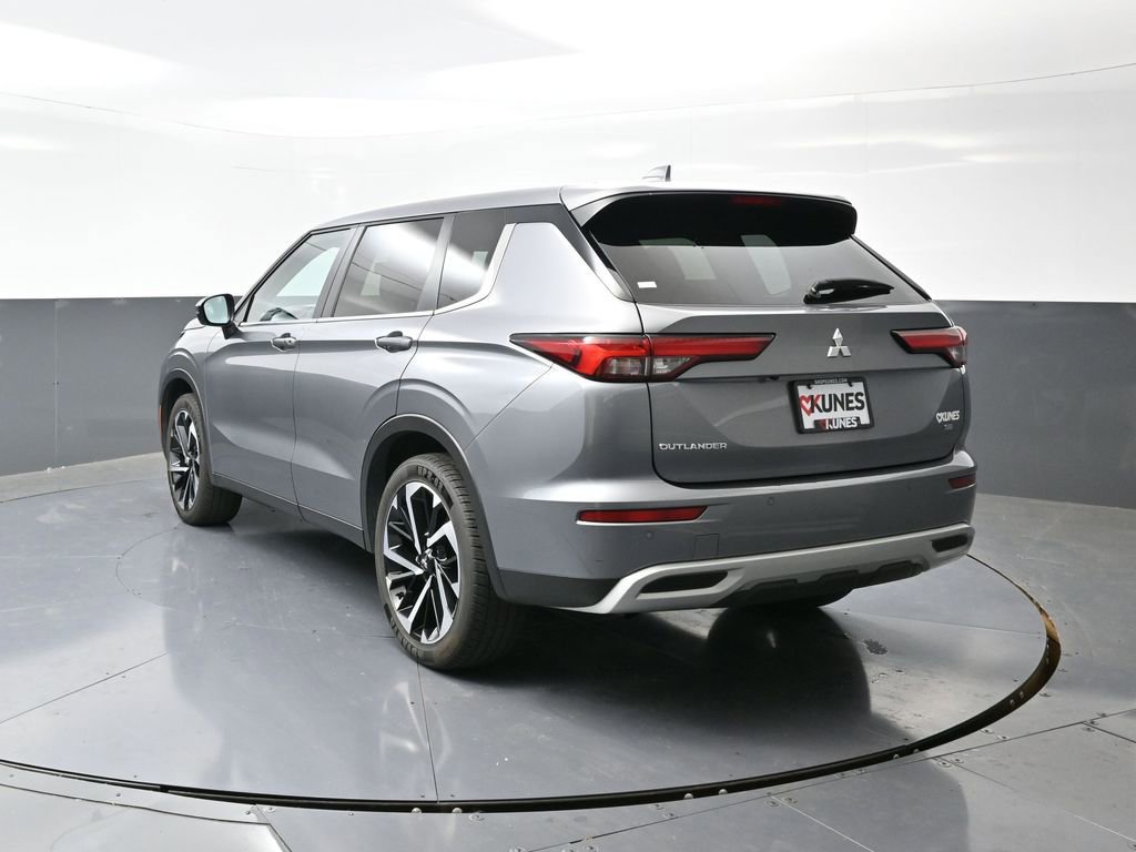 Used 2024 Mitsubishi Outlander SE image 12