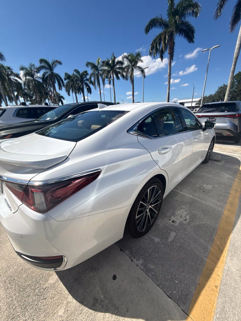 Certified 2025 Lexus ES 300h w/ Premium Package FWD image 8