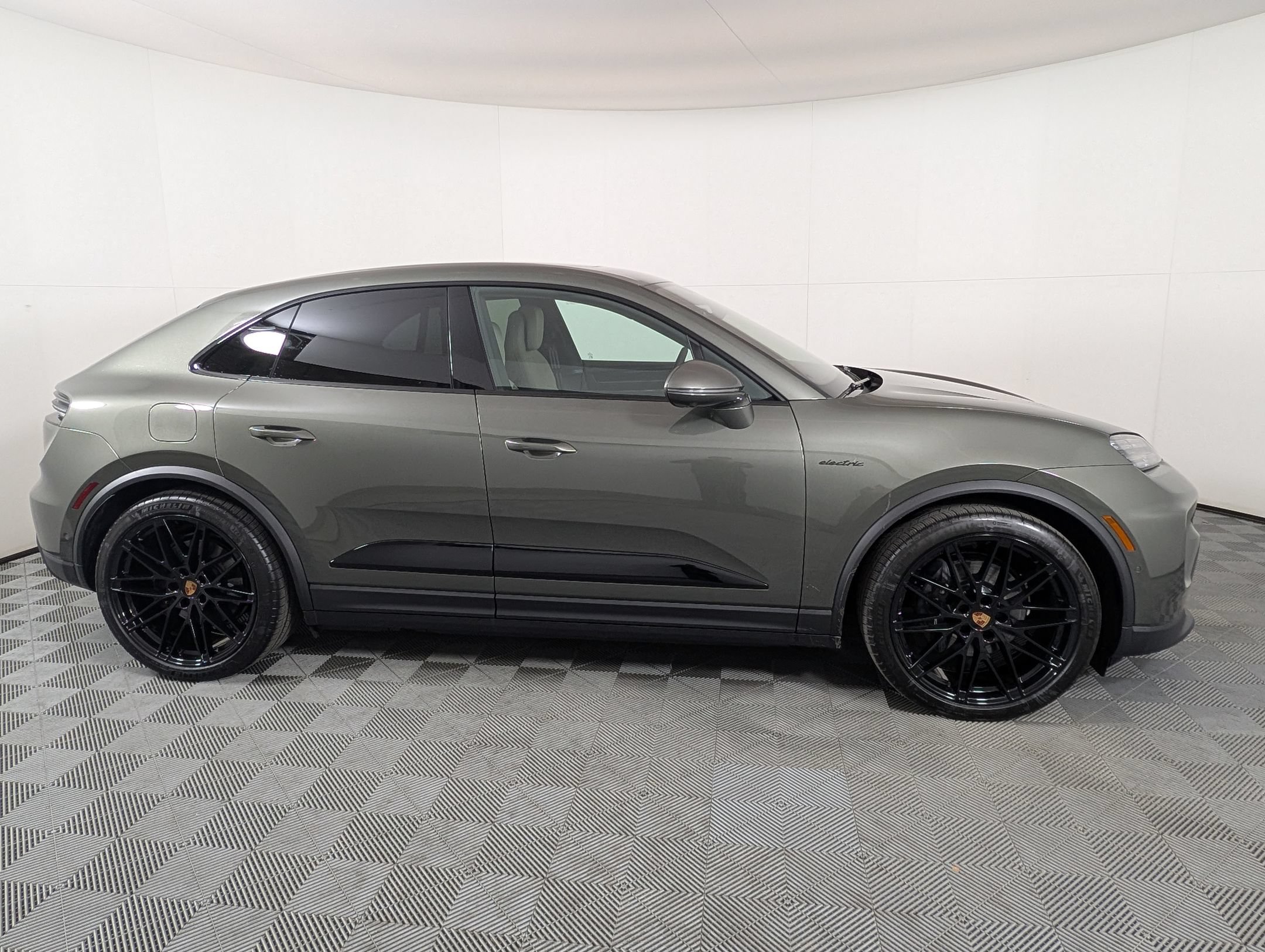 Used 2026 Porsche Macan 4 Electric AWD/4WD image 9