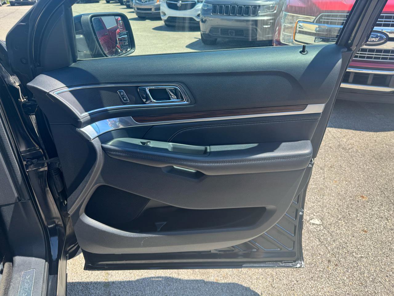 Used 2017 Ford Explorer Limited FWD image 18