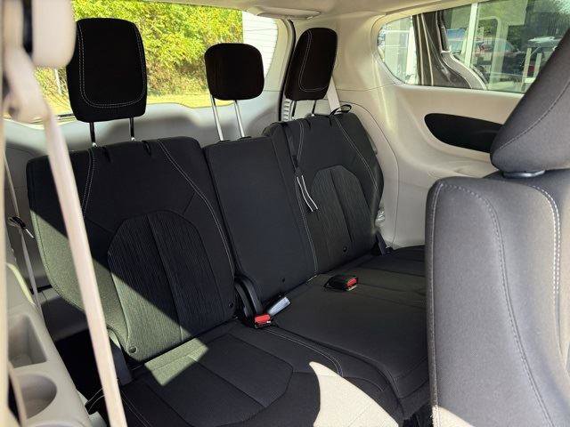 Used 2021 Chrysler Voyager L image 17