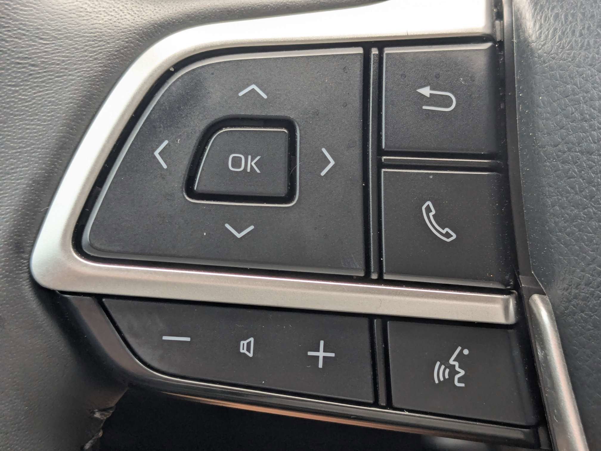 Used 2023 Toyota Highlander LE FWD image 36