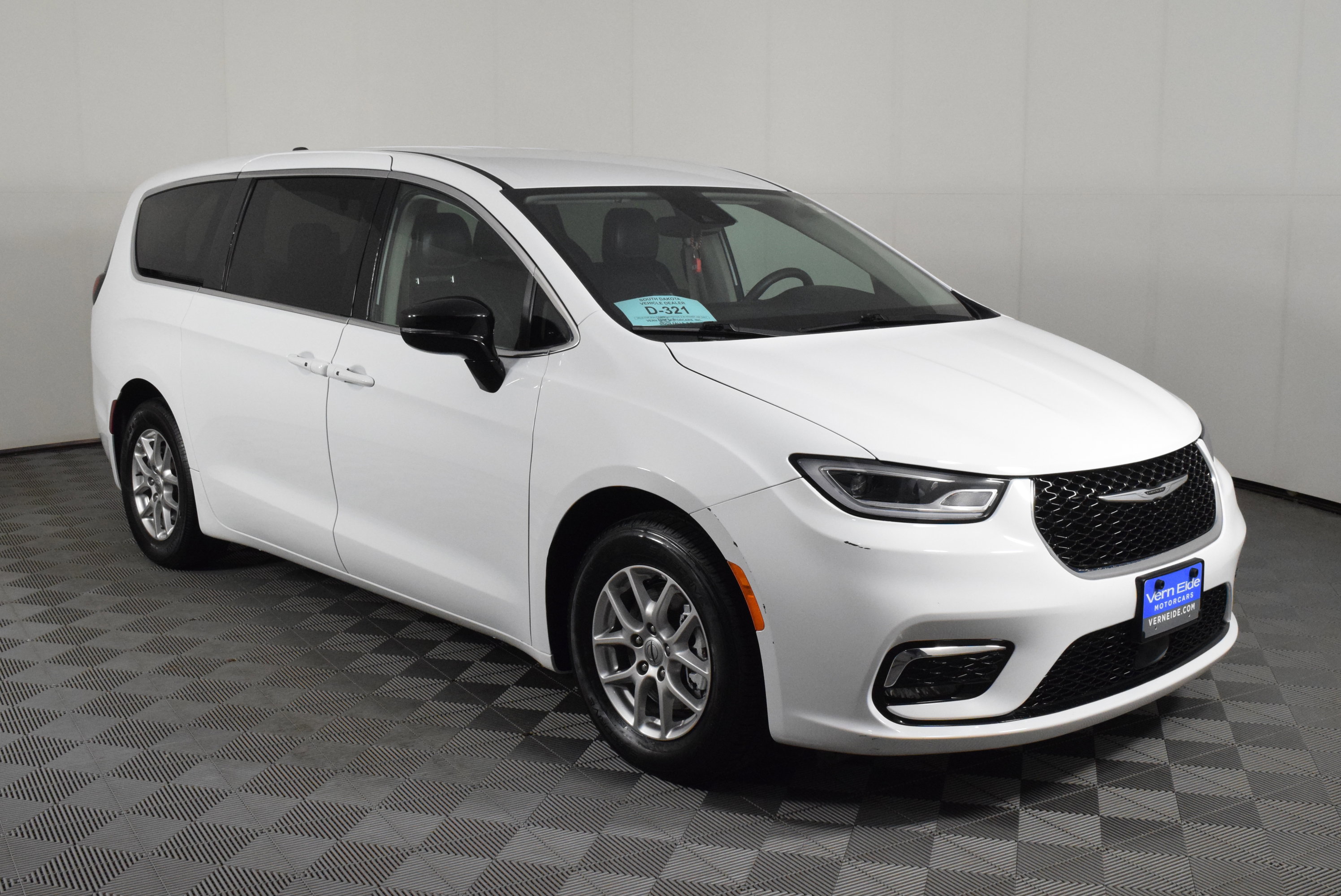 Used 2024 Chrysler Pacifica Touring-L image 3