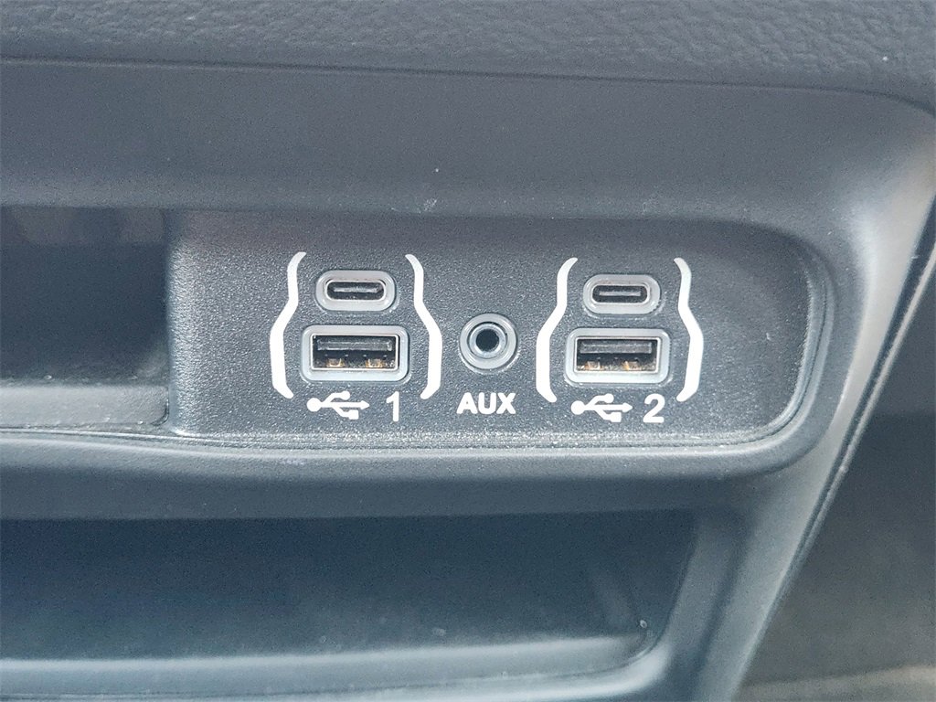 Used 2025 Chrysler Pacifica Select image 53