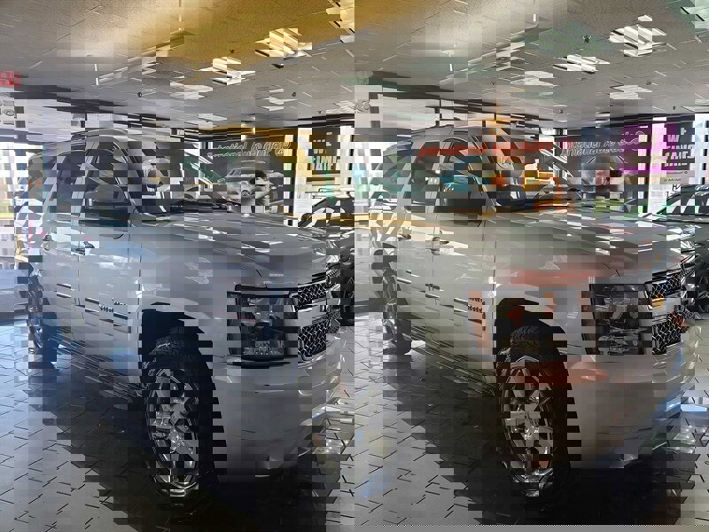 Used 2013 Chevrolet Suburban LTZ image 4